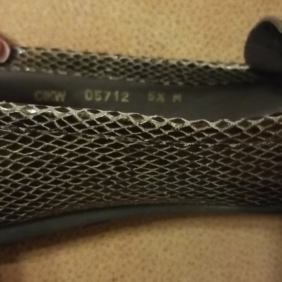 IF THE SHOE FITS, WEAR IT❣️Snake skin style Stuart Weitzman shoes - Picture 9 of 9